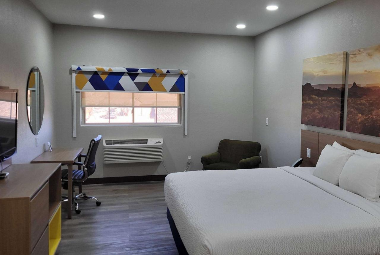 Days Inn By Wyndham Childress Esterno foto